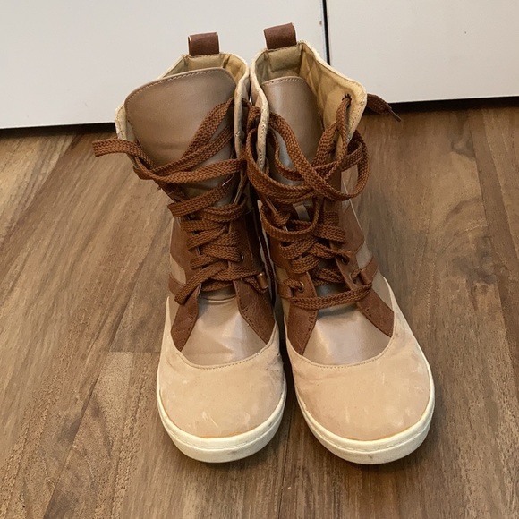 Tan boots with heels inside - Picture 2 of 4